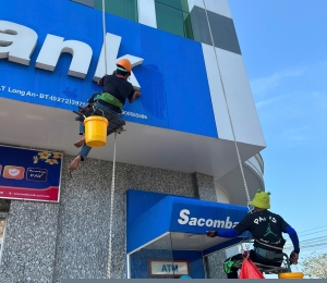 Vệ sinh alu kính độ cao.